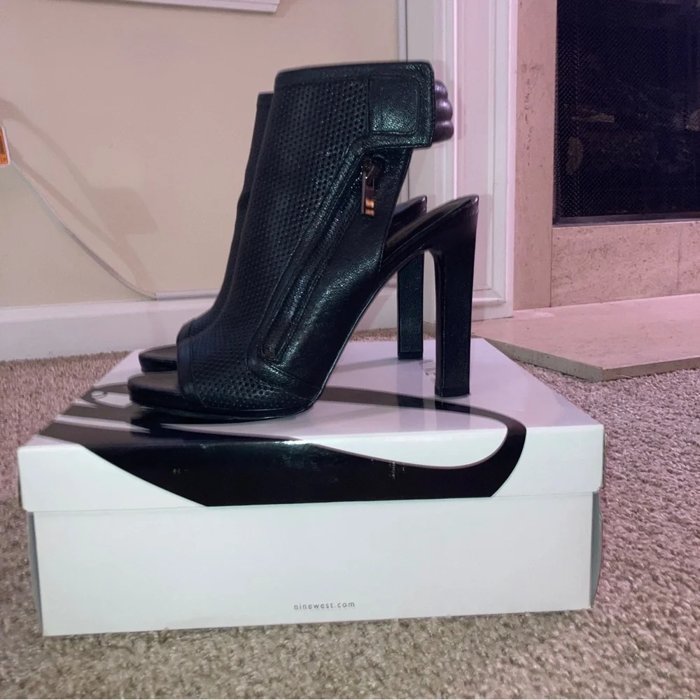 Nine West Black Tiptoe Booties Size 8.5 - Picture 3 of 8